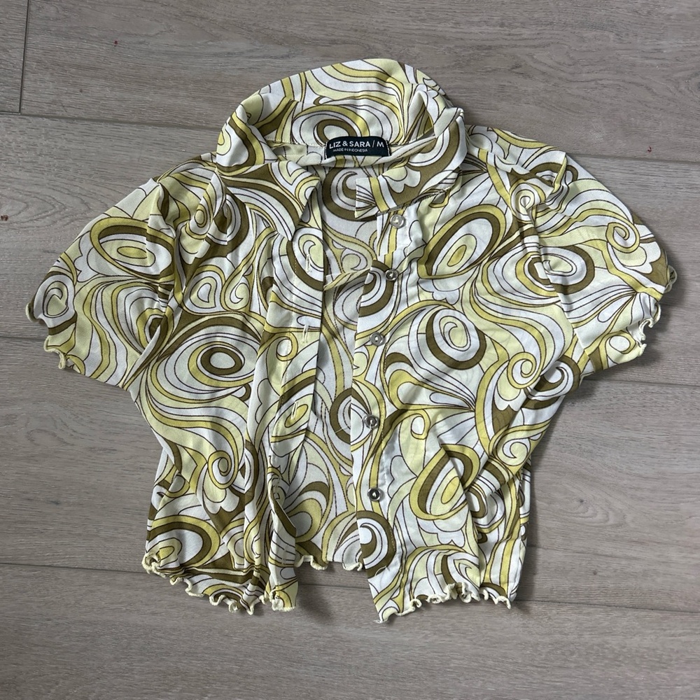 Liz & Sara Green Psychedelic Mesh Button-Down Collared T Size M fits like an XS
